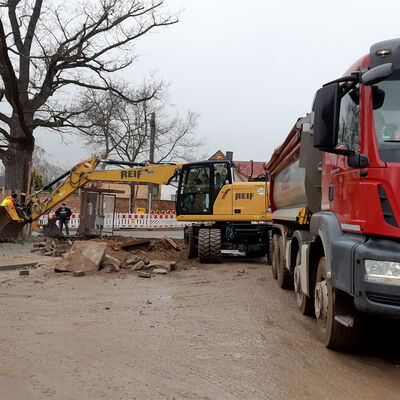 Bild vergr&ouml;&szlig;ern: Kleinkorbetha R�ckbau Bushaltestelle Firma Reif