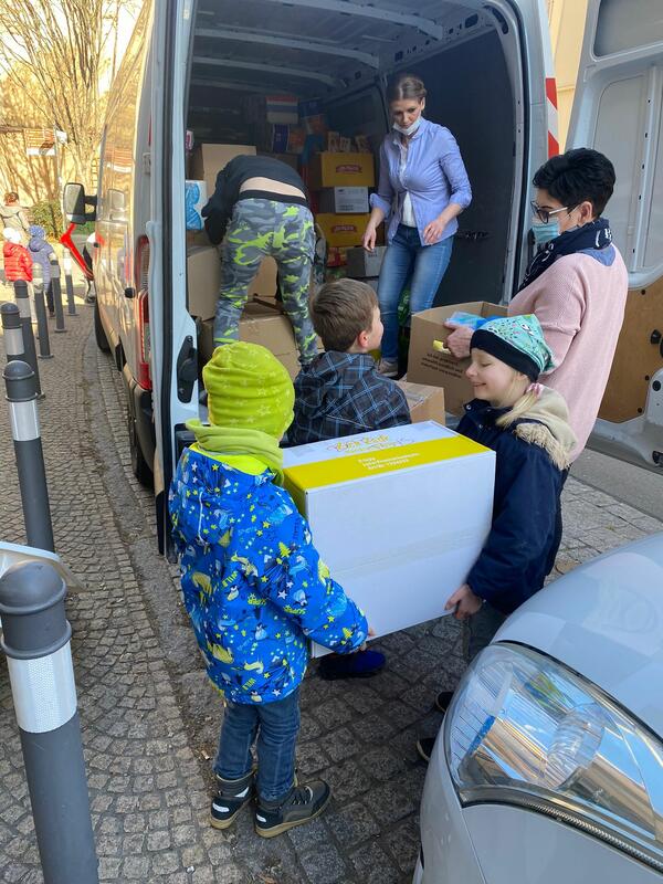 Bild vergr&ouml;&szlig;ern: Spenden-Aktion Kita Haus unserer Kinder Transporter