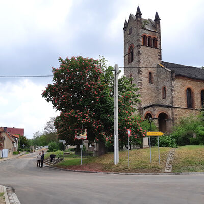 Bild vergr&ouml;&szlig;ern: Dorfplatz mit Kirche Kleinkorbetha