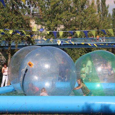 Bild vergr&ouml;&szlig;ern: Wasser-Zorbing am Stadtbalkon