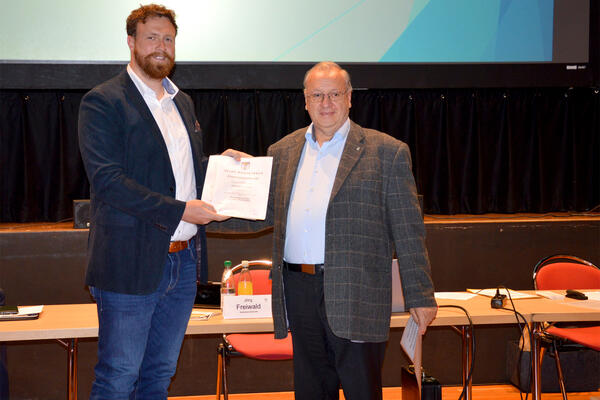 Bild vergr&ouml;&szlig;ern: Oberb�rgermeister Martin Papke Ernennungsurkunde J�rg Freiwald