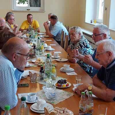 Bild vergr&ouml;&szlig;ern: Siegfried Dannwolf (l) und Herbert Dathe (r) in Austausch �ber Seniorenarbeit_� Anke Fey-SV WSF