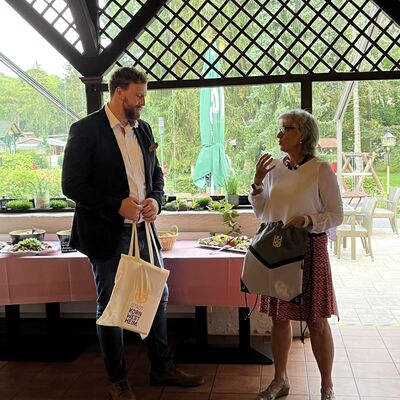 Bild vergr&ouml;&szlig;ern: �bergabe Gastgeschenke Kornwestheim_� Mike Sachse-SV WSF