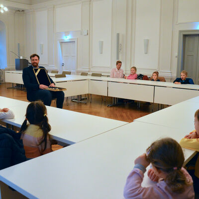 Bild vergr&ouml;&szlig;ern: Die Kinder der Kita "Anne Frank" zu Besuch bei Oberb�rgermeister Martin Papke im Rathaus.