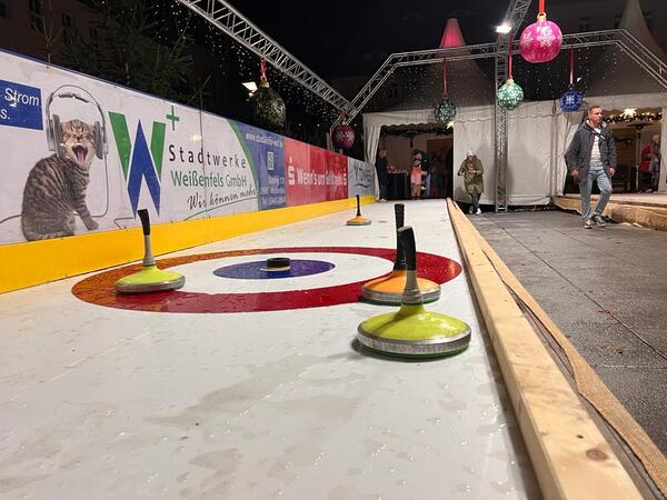 Bild vergr&ouml;&szlig;ern: Wei�enfelser Weihnachtsmarkt 2022 Eisstockbahn_diartfoto.de