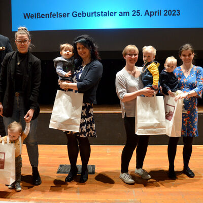 Bild vergr&ouml;&szlig;ern: Geburtstaler �bergabe 3