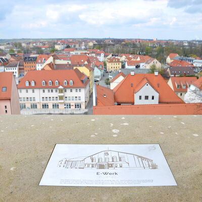Bild vergr&ouml;&szlig;ern: Schlossmauer touristische Informationstafel