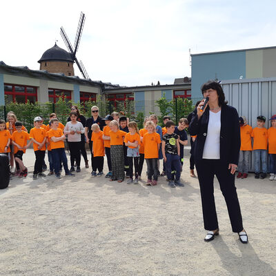 Bild vergr&ouml;&szlig;ern: Grundschule Tagewerben �bergabe Eva Feu�ner