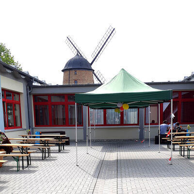 Bild vergr&ouml;&szlig;ern: Grundschule Tagewerben �bergabe Innenhof