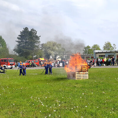 Bild vergr&ouml;&szlig;ern: Grundschule Tagewerben �bergabe Jugendfeuerwehr