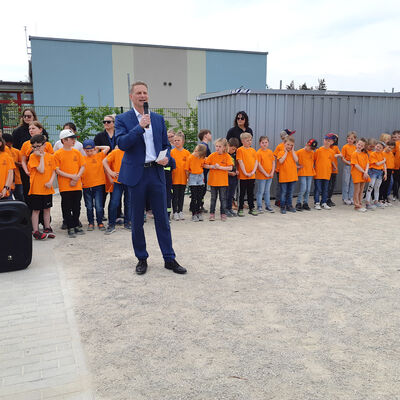 Bild vergr&ouml;&szlig;ern: Grundschule Tagewerben �bergabe Maik Trauer
