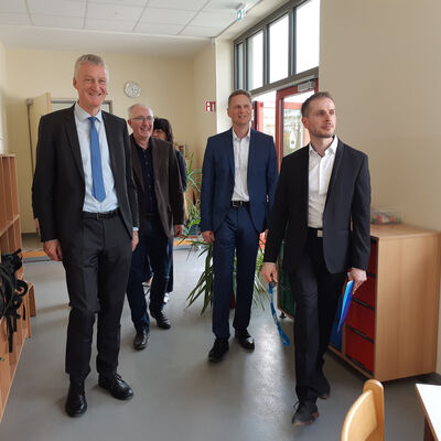 Bild vergr&ouml;&szlig;ern: Grundschule Tagewerben �bergabe Rundgang
