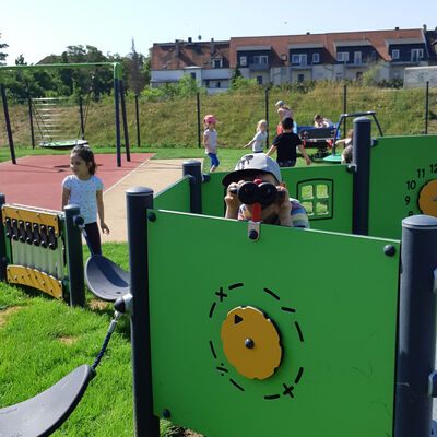 Bild vergr&ouml;&szlig;ern: Inklusionsspielplatz Neustadtpark Fernglas