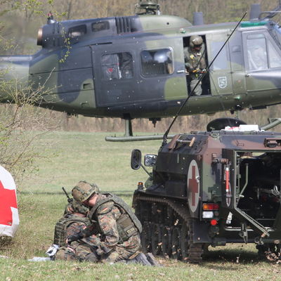 Bild vergr&ouml;&szlig;ern: Sanit�tssoldaten bei einer Lehrvorf�hrung