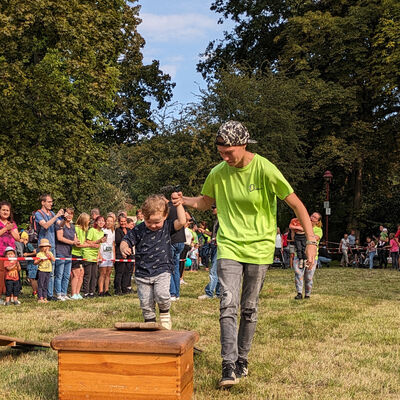 Bild vergr&ouml;&szlig;ern: Lauf gegen Gewalt 2023 Bambini-Hindernis-Lauf Rampe
