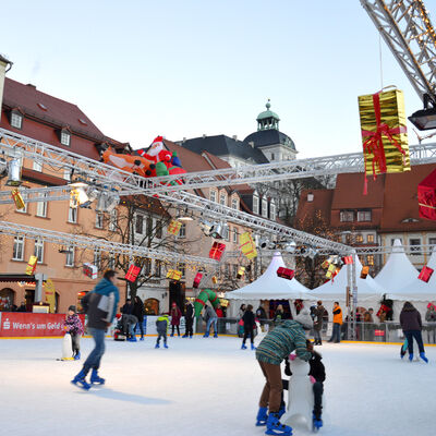 Bild vergr&ouml;&szlig;ern: Eislaufbahn Wei�enfelser Weihnachtsmarkt