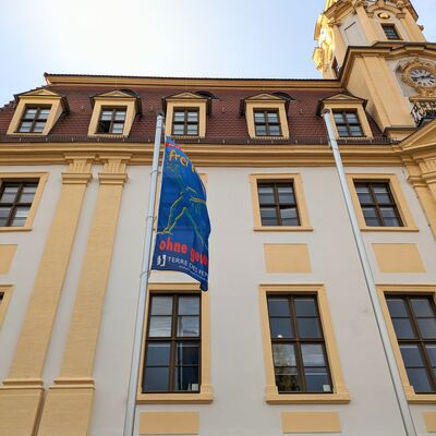 Bild vergr&ouml;&szlig;ern: Aktionstag gegen Gewalt Fahnenhissung