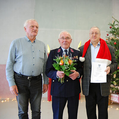 Bild vergr&ouml;&szlig;ern: 2023-12-13 Ehrennadel Gunter Petzold J�rg Freiwald Johannes Drewitz _PAS  Gro�korbetha