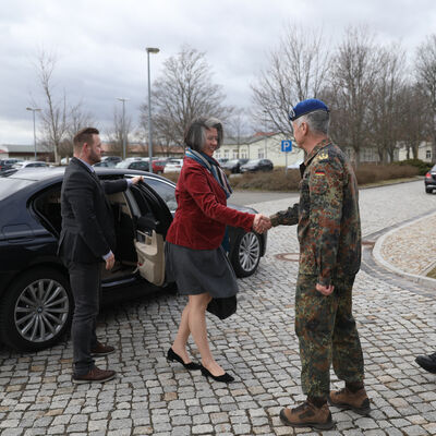 Bild vergr&ouml;&szlig;ern: Besuch der Ministerin f�r Sport und Inneres beim Kdo SanEinsUstg