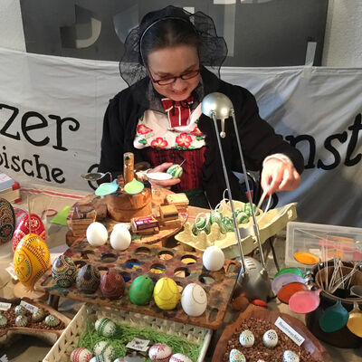 Bild vergr&ouml;&szlig;ern: 2023-04-01 Wei�enfelser Ostermarkt sorbische Ostereiermalerei