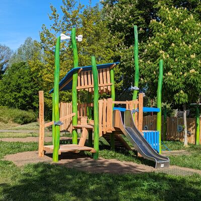 Bild vergr&ouml;&szlig;ern: Spielplatz Stadtbalkon Rutschenhaus