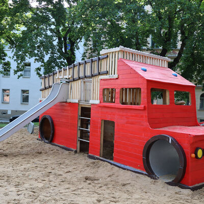Bild vergr&ouml;&szlig;ern: Spielplatz Hirsemannplatz euerwehrauto
