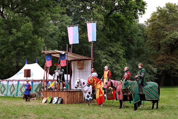 Bild vergr&ouml;&szlig;ern: Lanzenturnier Mittelaltermarkt_di-Art Foto