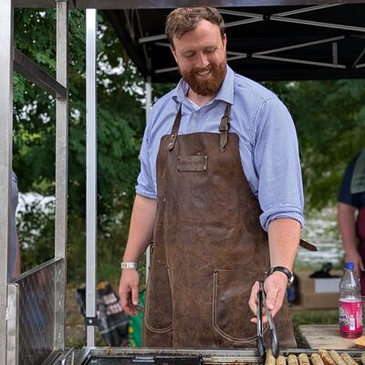 Bild vergr&ouml;&szlig;ern: Grillfest an der Br�ckenm�hle Martin Papke am Grill