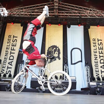 Bild vergr&ouml;&szlig;ern: Artistik-Show Marktb�hne Stadtfest_Anne Kasten