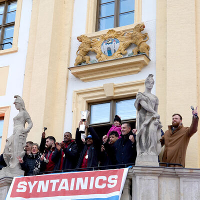 Bild vergr&ouml;&szlig;ern: Pokal-Siegesfeier auf dem Rathausbalkon