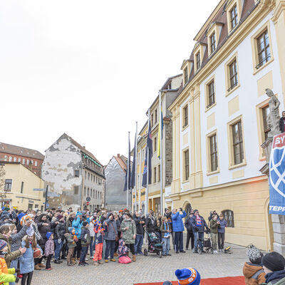 Bild vergr&ouml;&szlig;ern: Pokal-Siegesfeier Spieler auf Rathausbalkon_Anne Kasten