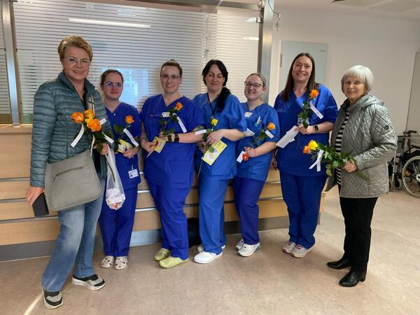 Bild vergr&ouml;&szlig;ern: Rosenaktion Asklepios Marieluise Hecht und Doris Hosemann