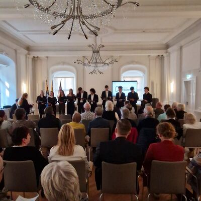 Bild vergr&ouml;&szlig;ern: Das Doppelquartett des Goethegymnasiums &uuml;bernahm die musikalische Ausgestaltung der Feierstunde