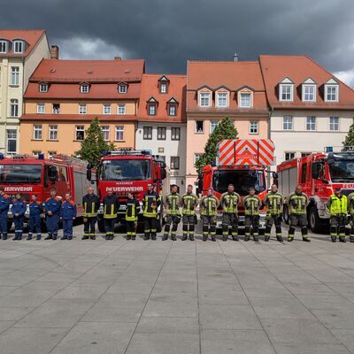Bild vergr&ouml;&szlig;ern: �bergabe Feuerwehrfahrzeuge Kameraden