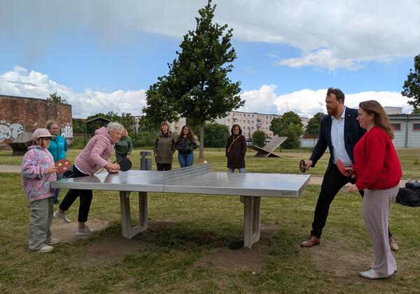 Bild vergr&ouml;&szlig;ern: Nachbarschaftsfest Tischtennisplatte