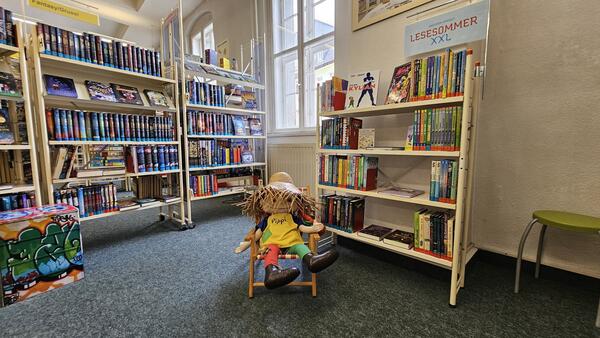 Bild vergr&ouml;&szlig;ern: Lesesommerregal in der Stadtbibliothek_Stadt Wei�enfels