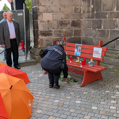 Bild vergr&ouml;&szlig;ern: Gedenken Blumen niederlegen