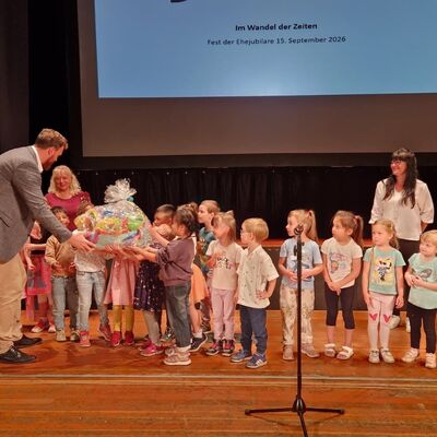 Bild vergr&ouml;&szlig;ern: Fest der Ehejubilare 2026 Kita-Kinder Spielzeug_Stadt Wei�enfels