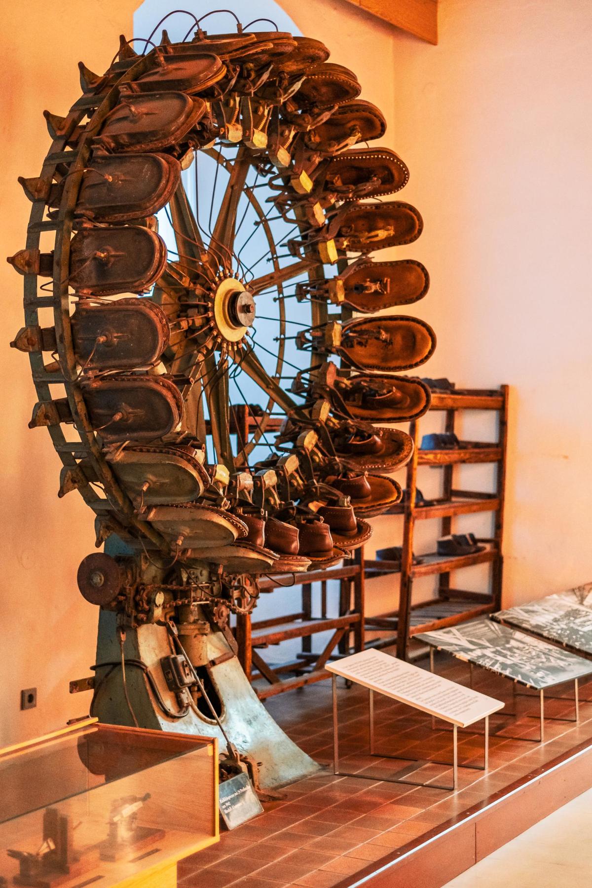 Ansichten der Schuhausstellung im Museum Wei&szlig;enfels im Schloss Neu-Augustusburg