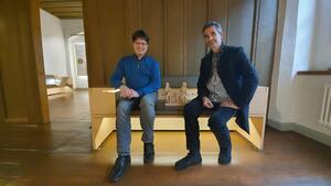 Bild vergr&ouml;&szlig;ern: Dr. Maik Richter, Leiter des Heinrich-Sch&uuml;tz-Hauses und K&uuml;nstler Steffen Ahrens zeigen das Modell der Stadtbank Sch&uuml;tz Novalis