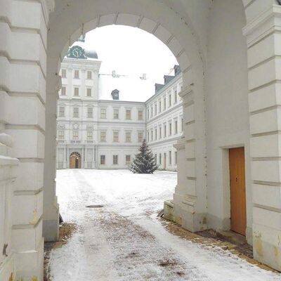 Weihnachtsbaum im Hof von Schloss Neu-Augustusburg © Stadt Weißenfels