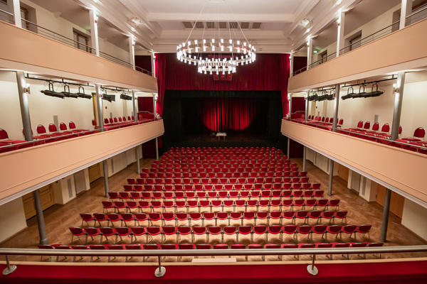 Kulturhaus Blick vom ersten Rang auf die Bühne