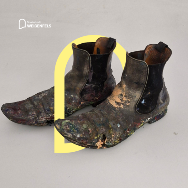 Künstler Neo Rauch schenkt dem Museum Weißenfels Santoni-Herrenschuhe. 