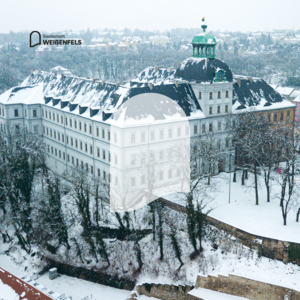 Bild vergr&ouml;&szlig;ern: Schloss im Winter mit Torbogen